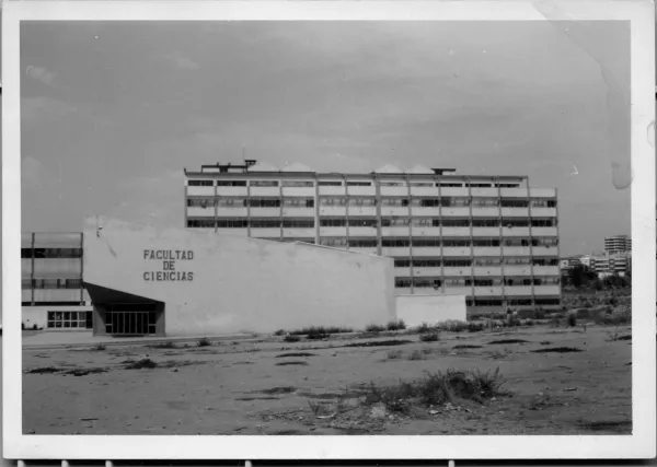 Exposición Fotográfica: Edificio de la Facultad de Ciencias en el Campus de Fuente Nueva