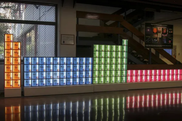 La Facultad de Ciencias estrena una luminosa tabla periódica