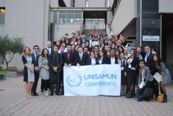 Un estudiante de la Facultad de Ciencias de la Universidad de Granada recibe la Mención Honorífica Masculina en un Torneo Internacional de Debate celebrado en Italia
