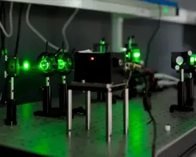 Combinando espectroscopía in situ de fotoelectrón y absorción de rayos X con microscopía in situ de electrón de barrido